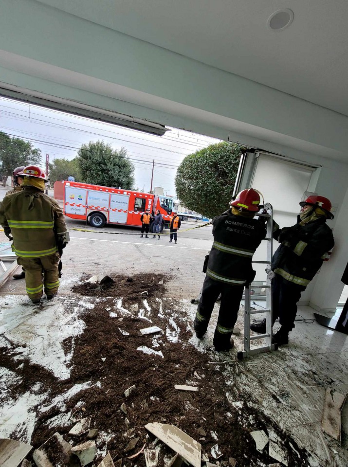 Inslito: termin con su camioneta dentro de una farmacia en Caleta Olivia