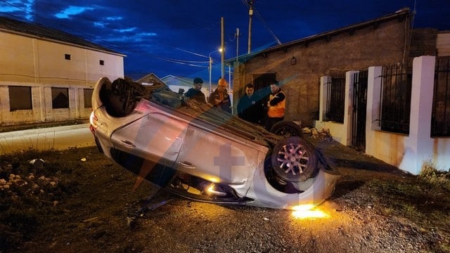 Camioneta conducida por un menor embisti e hizo volcar a otro auto