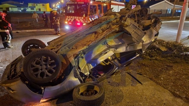 Camioneta conducida por un menor embisti e hizo volcar a otro auto