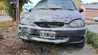  Video: en violenta interna de la UOCRA,  denunció que le prendieron fuego su auto 