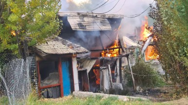 Inician investigación sobre incendio intencional que destruyó cuatro viviendas en El Calafate