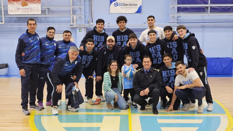 Hispano y un gesto de amor para un joven hincha