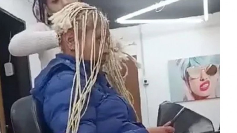 Fue a la peluquera a hacerse las trenzas y termin pelada