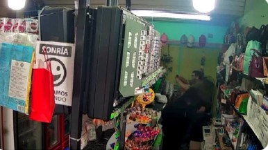 Video: intentaron robarle a un kiosquero, le dispararon y las balas impactaron en chicles