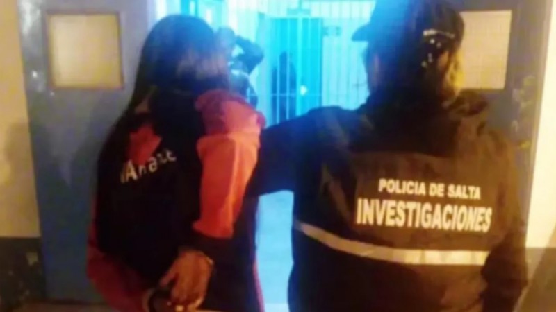 Inslito: le dej a su beb a un desconocido en una plaza, volvi tres horas despus y la detuvieron