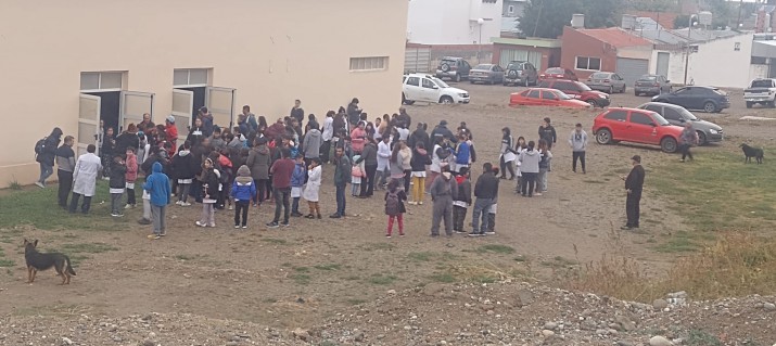 Evacan una escuela despus de que arrojaran una bomba de gas pimienta 