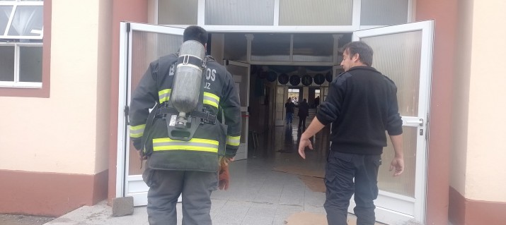 Evacan una escuela despus de que arrojaran una bomba de gas pimienta 