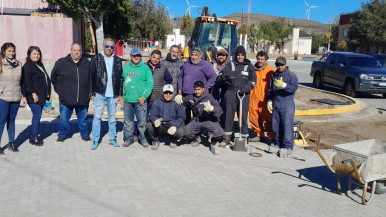 Soloaga junto a personal comunal de Cañadón Seco 