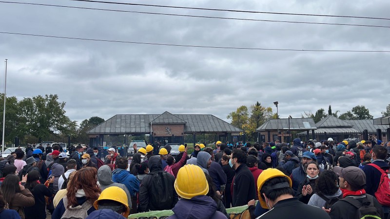 Cientos de personas se manifestaron en el acceso al country donde vive el ministro de Economa Luis Caputo