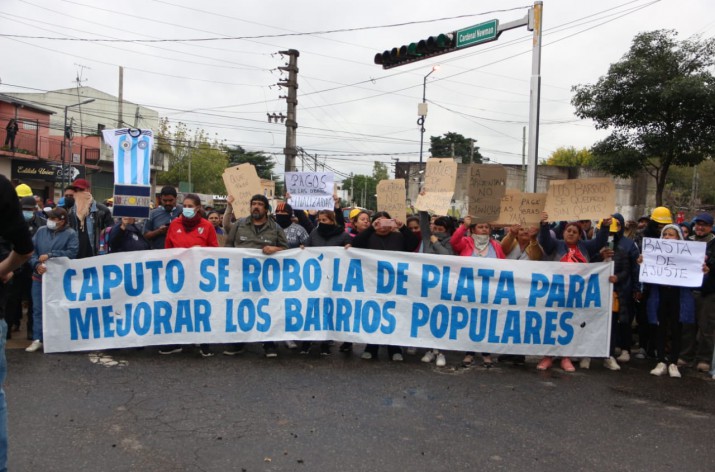 Cientos de personas se manifestaron en el acceso al country donde vive el ministro de Economa Luis Caputo