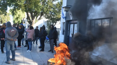 Primera quema de cubiertas contra el intendente Carrizo en Caleta Olivia