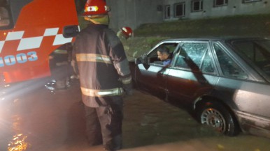 Bomberos intervienen por calles inundadas en Río Gallegos