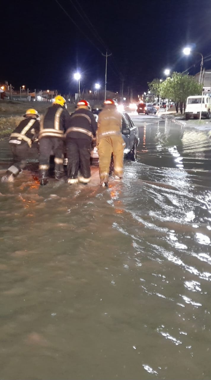 Bomberos intervienen por calles inundadas en Ro Gallegos