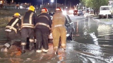 Intensas lluvias en Río Gallegos: dieron información sobre vías anegadas y a dónde solicitar ayuda