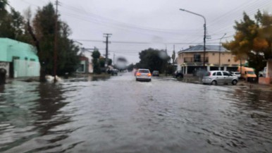 Lluvias intensas en Río Gallegos: calles anegadas, dónde comunicarse y la recomendación de Protección Civil