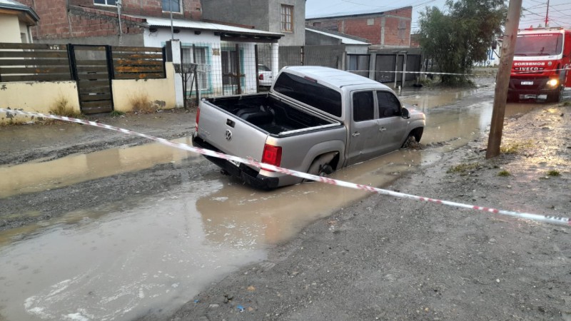  Lluvias intensas en Ro Gallegos: rescataron a una camioneta que qued atascada en un enorme pozo 