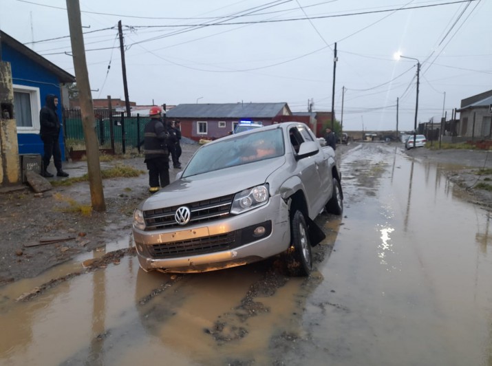  Lluvias intensas en Ro Gallegos: rescataron a una camioneta que qued atascada en un enorme pozo 