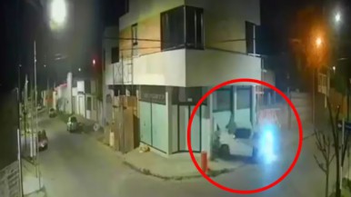 Video: robaron una camioneta de una concesionaria y la sacaron por la vidriera