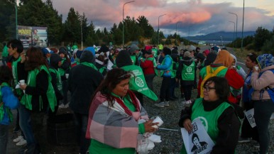 Trabajadores de ATE cortan rutas en Bariloche por la visita de Javier Milei al Foro Llao Llao