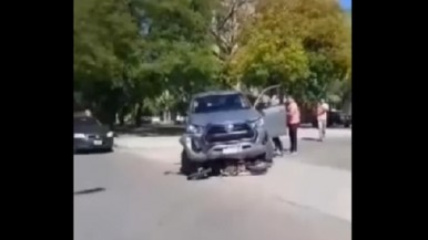 Video: chocó a una mujer y se fugó con la moto atascada bajo su camioneta