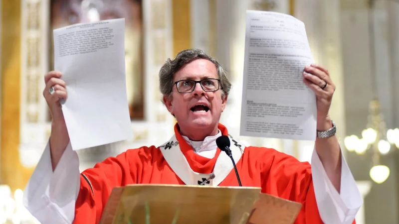 El arzobispo de Buenos Aires, Jorge Garca Cuerva, preside la procesin de San Expedito. Foto NA:JUAN VARGAS.