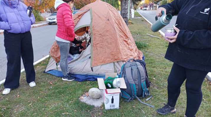 Los Antiguos: acampe y reclamo por irregularidades en adjudicacin de viviendas 