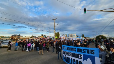 Docentes y estudiantes marcharon por la ley de financiamiento universitario en Río Gallegos