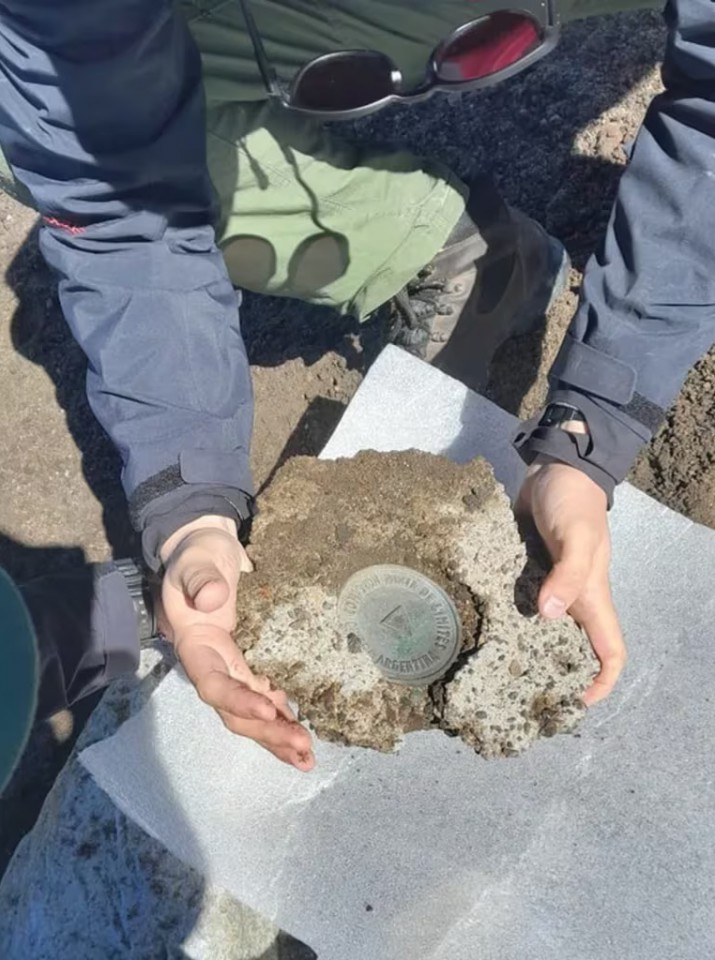 Rescatan seal limtrofe del siglo XIX en el Parque Nahuel Huapi