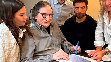 Charly García firmó su contrato para lanzar su esperado nuevo disco