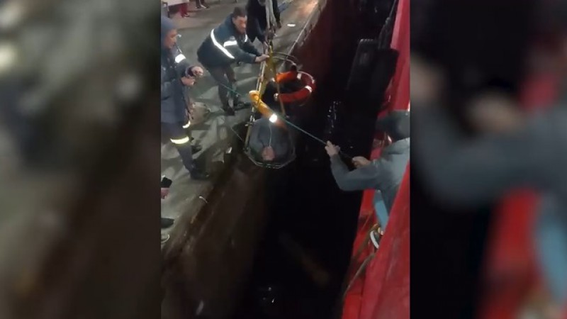 Momento del rescate del tripulante del pesquero