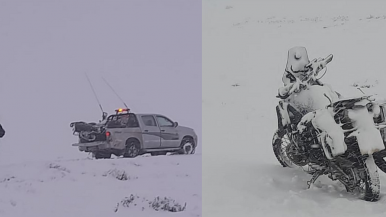 Trabajadores viales rescatan a motociclista en plena nevada