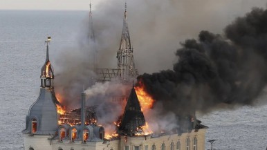 Rusia ataca con misiles castillo de Harry Potter y se prende fuego