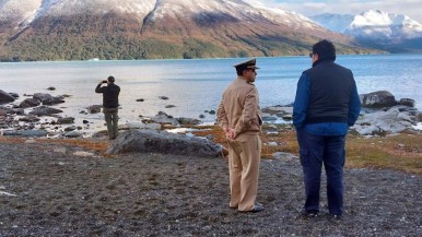 Autoridades inspeccionan presunto derrame de hidrocarburos en el Lago Argentino