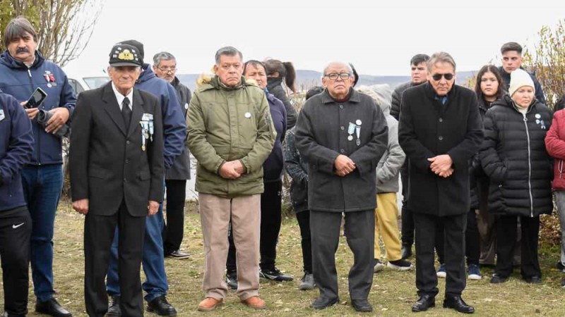 Entregaron  un presente al Veterano de Malvinas y sobreviviente del  Belgrano Alfredo Tarcaya.