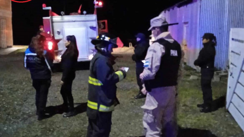 Bomberos , Prefectura y polica en  el lugar del caso. 