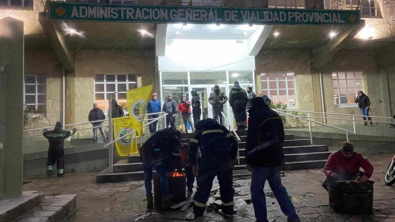 Reclamo de viales afuera del edificio de Vialidad Provincial.