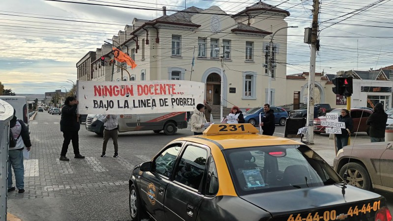 Reclamo de ADOSAC en un panfetleada realziada en Ro Gallegos el viernes. 