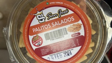 Snacks peligrosos: ANMAT prohíbe unos palitos salados, maníes y tabla de picadas