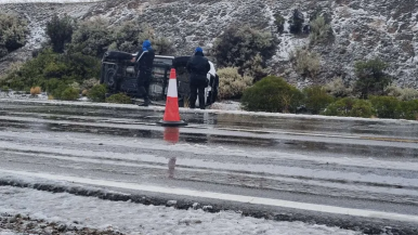 Rutas peligrosas: por la escarcha, volcó en el ingreso a Santa Cruz