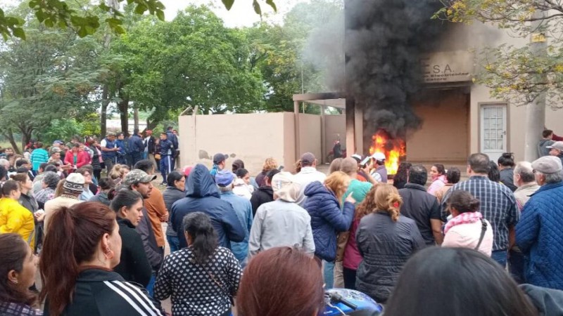 Prendieron fuego una distribuidora de energa de Santiago del Estero por los tarifazos de luz y cortes 