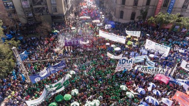 El gobierno le descontará el día a los estatales que se sumen al paro de este 9 de mayo