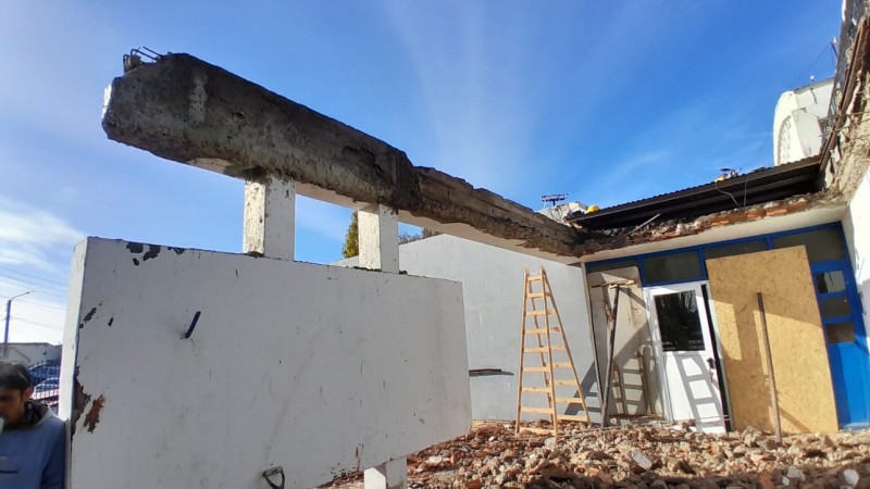 El ingreso de la Escuela 44 se derrumb en la madrugada del 16 de abril. 