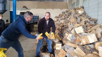 Güenchenen encabeza en Las Heras campaña de entrega de leña para los vecinos de Barrios periféricos