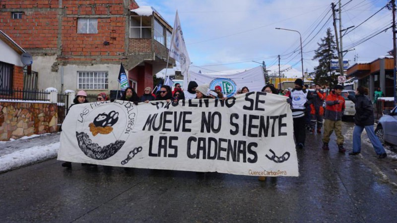 Sindicatos y vecinos de Ro Turbio se movilizaron en contra de la Ley Bases