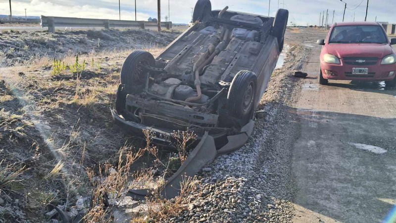 El vehculo qued dado vuelta a un costado de la ruta