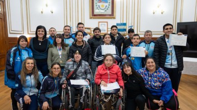 El gobernador recibió a la delegación de deportistas que ganaron los Juegos de la Para Araucanía : "Son el claro ejemplo de que con esfuerzo se puede"