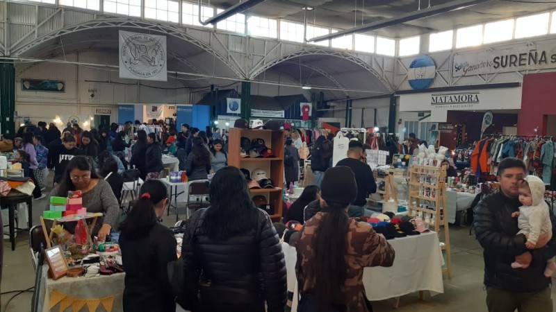 Se viee una nueva feria en la Sociedad Rural de Ro Gallegos.