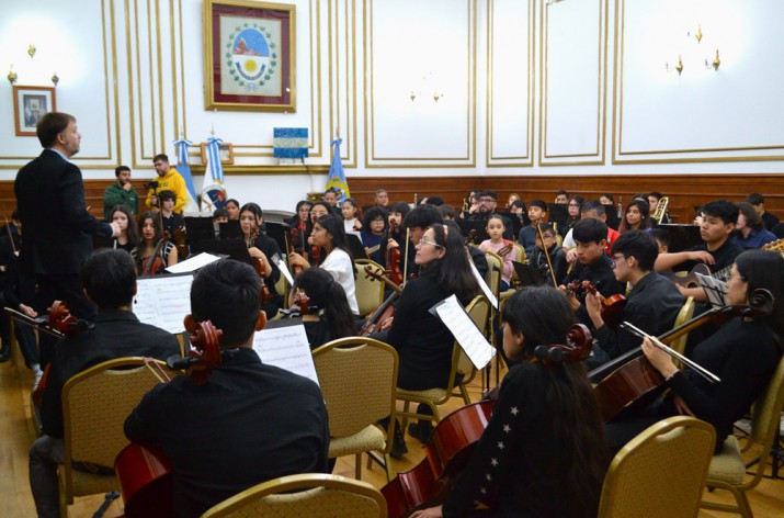 Con la presencia de la Escuela Provincial "ReSi",  conmemoraron el Da Nacional del Himno Argentino