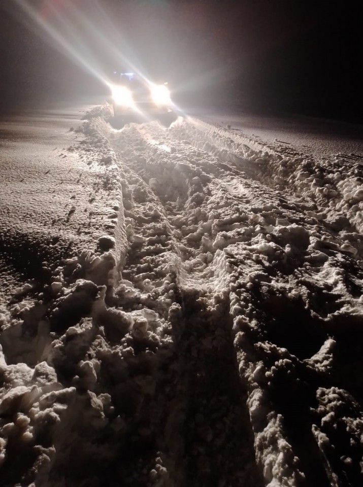 Efectuaron operativo de rescate en vehculos varados por la nieve en la ruta 40