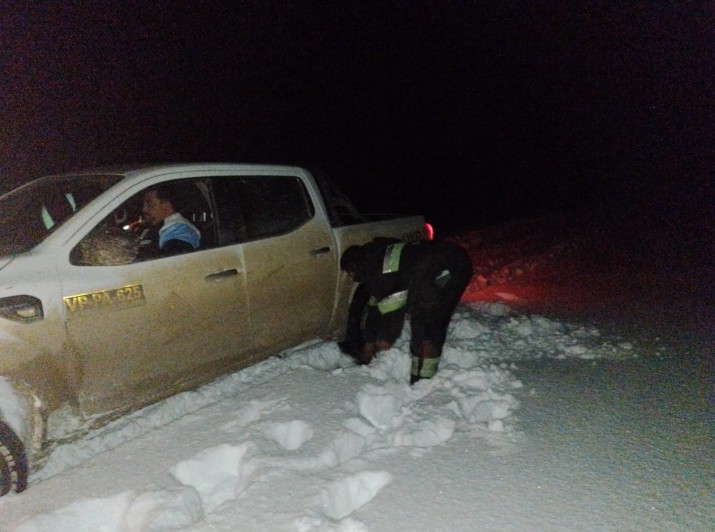 Efectuaron operativo de rescate en vehculos varados por la nieve en la ruta 40